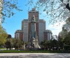 Площадь Испании находится сквер в историческом центре Мадрида